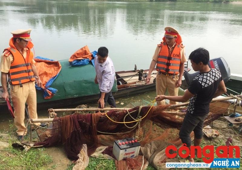 Tổ Tuần tra kiểm soát thuộc Phòng Cảnh sát Đường thủy  bắt 2 đối tượng cùng tang vật