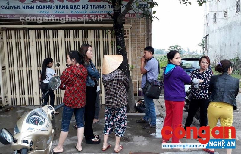 Nhiều người dân đứng chờ chực tại tiệm vàng bạc Mỹ Oanh với hy vọng lấy được tiền đã cho vay