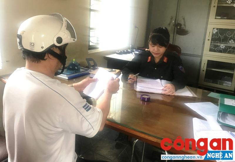 Cán bộ Đại đội Cảnh sát Cơ động xử lý người vi phạm trật tự an toàn giao thông