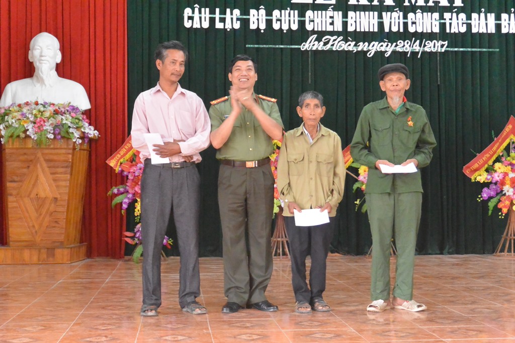 Đồng chí Đại tá Lê Khắc Thuyết tặng quà cho các cựu chiến binh có hoàn cảnh đặc biệt khó khăn