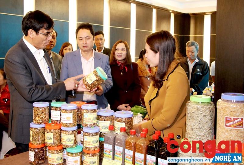 Ông Doãn Tiến Dũng giới thiệu đặc sản Cửa Lò với du khách