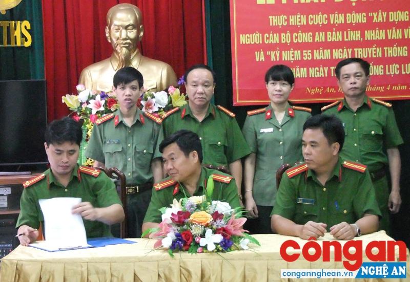 Cấp ủy, lãnh đạo, chỉ huy đơn vị Phòng Kỹ thuật hình sự chứng kiến lễ ký cam kết thi đua - Ảnh: Mạnh Cường