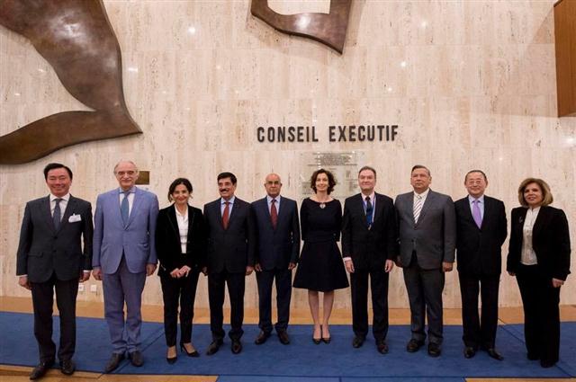 Đại sứ Phạm Sanh Châu (ngoài cùng bên trái) và 8 ứng cử viên chức Tổng Giám đốc UNESCO