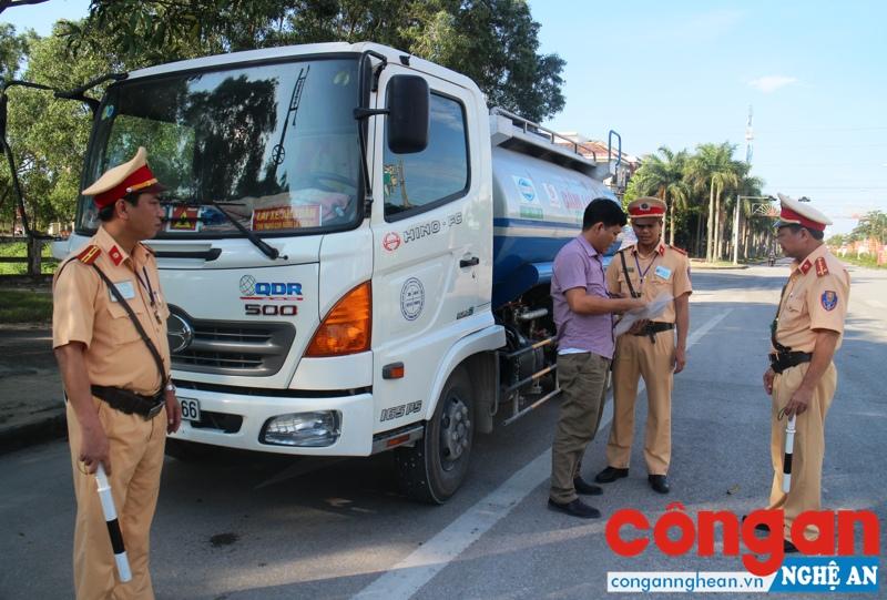 CSGT Công an TX Cửa Lò xử lý nghiêm các hành vi vi phạm TTATGT, đảm bảo ANTT mùa du lịch