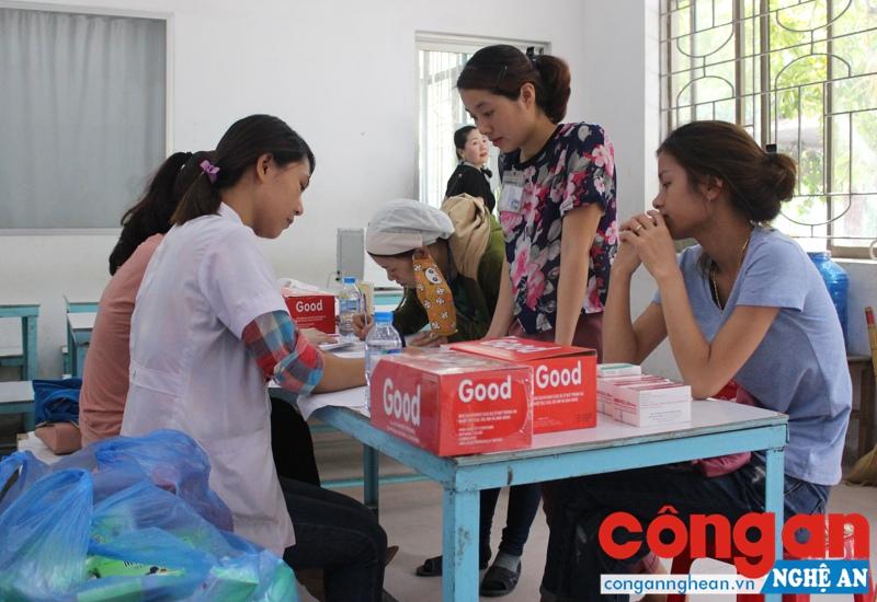 Khám sức khỏe sinh sản định kỳ cho nữ Công nhân Công ty Matrix Vinh