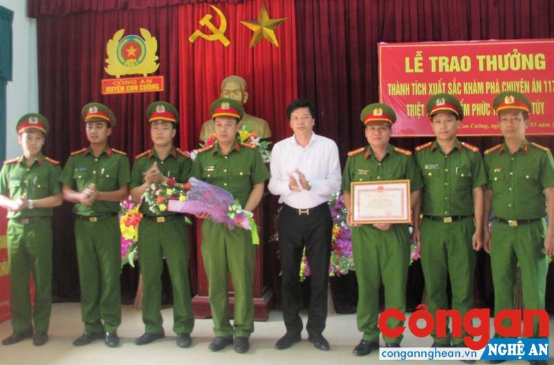 Đồng chí Nguyễn Đình Hùng, Bí thư Huyện ủy Con Cuông chúc mừng Ban chuyên án 117M