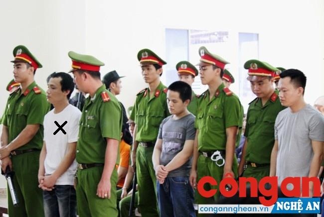 Lê Đình Kiểm (X) trước vành móng ngựa