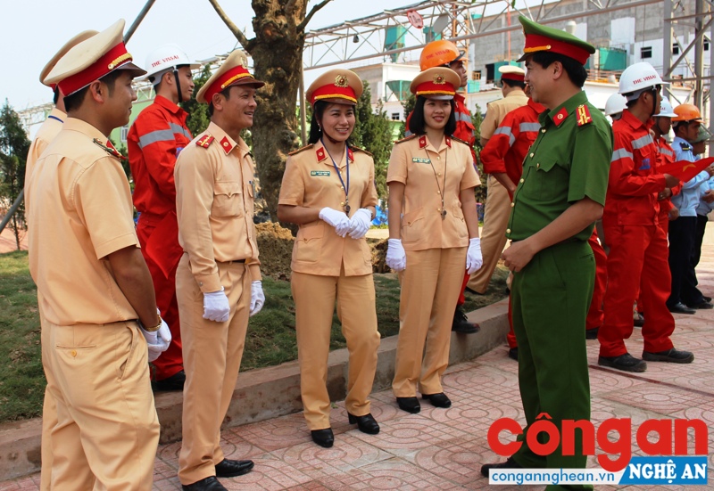 Đồng chí Thượng tá Nguyễn Đức Hải, Phó Giám đốc Công an tỉnh trao đổi kế hoạch đảm bảo trật tự an toàn giao thông với tổ công tác