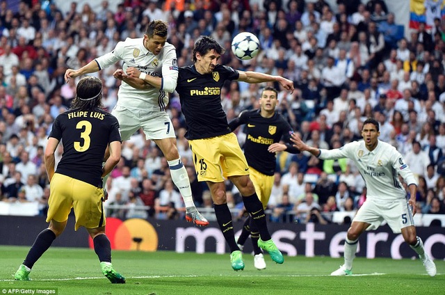 Ronaldo bật cao đánh đầu mở tỷ số trận đấu