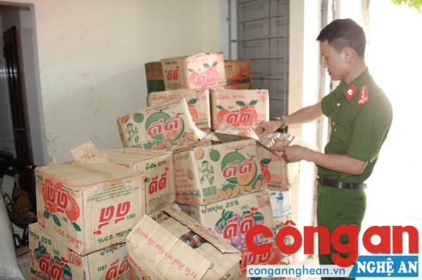  Lực lượng chức năng kiểm tra số hàng bị thu giữ