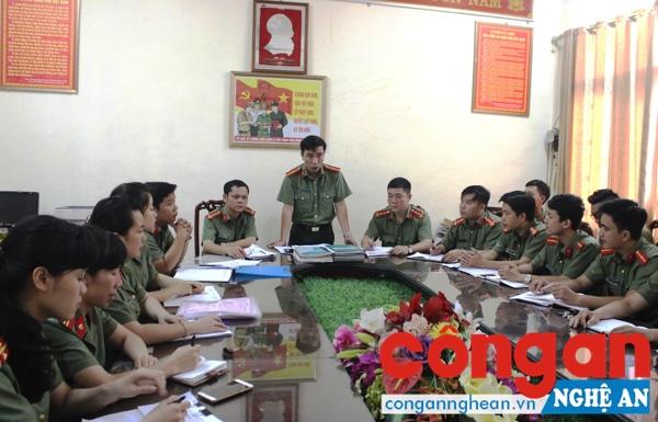 Đồng chí Bí thư chi bộ Đội An ninh Công an TP Vinh quán triệt nội dung Nghị  quyết Trung ương 4 (Khóa XII) trong sinh hoạt chi bộ