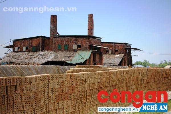 Lò gạch thủ công ở xã Tào Sơn, huyện Anh Sơn vẫn hoạt động, bất chấp các văn bản chỉ đạo của UBND tỉnh