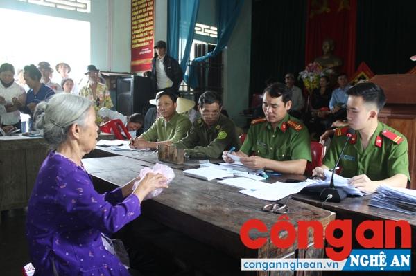 Cán bộ Đội QLHC về TTXH Công an huyện Diễn Châu về tận cơ cở để làm thủ tục cấp phát chứng minh nhân dân