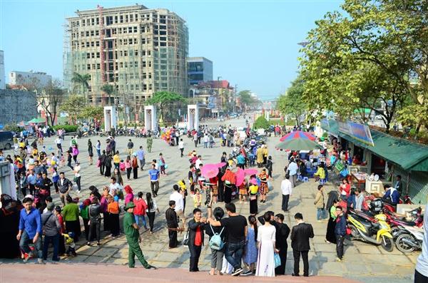 Khách du lịch đến thành phố Điện Biên Phủ dịp lễ. Ảnh: Báo Điện Biên