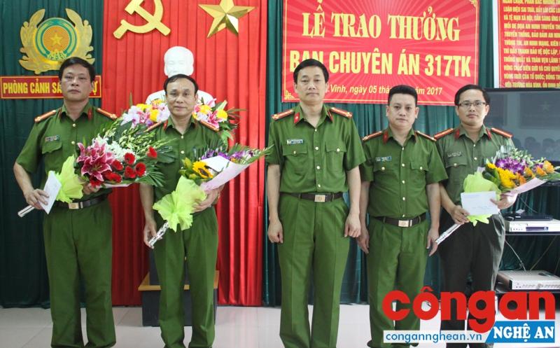 Lãnh đạo Công an Nghệ An trao thưởng cho Ban chuyên án