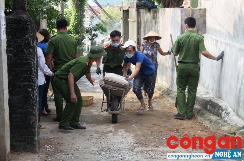 Đoàn viên, thanh niên Công an TX Hoàng Mai giúp người dân làm đường nông thôn mới