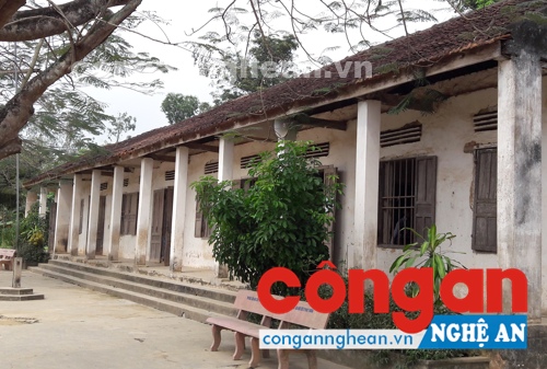 Trường học cũ đã xuống cấp nghiêm trọng gây nguy hiểm cho giáo viên và học sinh tại đây