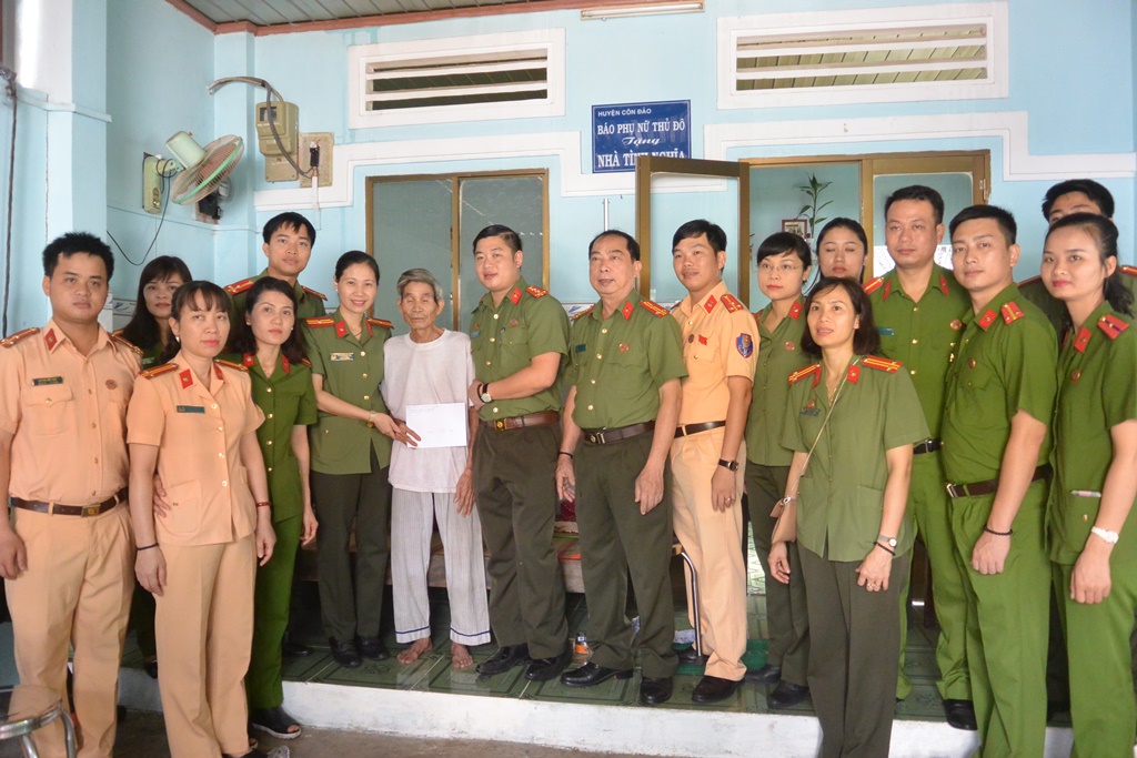Chụp ảnh lưu niệm cùng cựu tù chính trị Nguyễn Xuân Viên