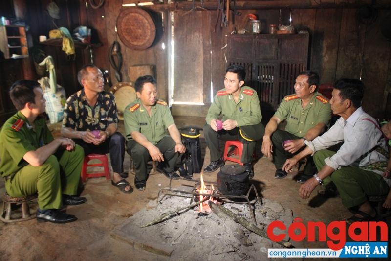 Công an huyện Kỳ Sơn xuống tận thôn bản vận động người dân tham gia đảm bảo ANTT trên địa bàn