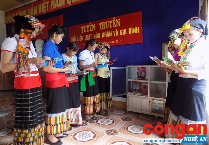 Một buổi sinh hoạt của CLB phụ nữ với pháp luật tại xã Châu Thành, huyện Quỳ Hợp