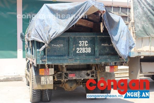 Xe chở gỗ lậu đã bị tạm giữ tại cơ quan điều tra