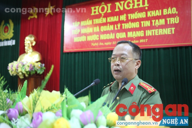 Đồng chí Đại tá Trần Văn Dự - Phó Cục trưởng Cục quản lý xuất nhập cảnh - Bộ Công an quán triệt Thông tư hướng dẫn cách thức thực hiện khai báo, tiếp nhận thông tin tạm trú của người nước ngoài