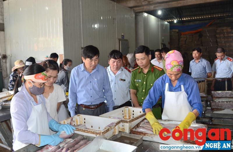 Đoàn liên ngành tỉnh kiểm tra hoạt động chế biến, kinh doanh hải sản ở Công ty TNHH Phương Mai, TX Hoàng Mai