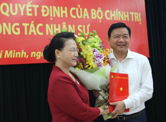 Chủ tịch Quốc hội Nguyễn Thị Kim Ngân trao quyết định cho đồng chí Đinh La Thăng. Ảnh VGP/Mạnh Hùng