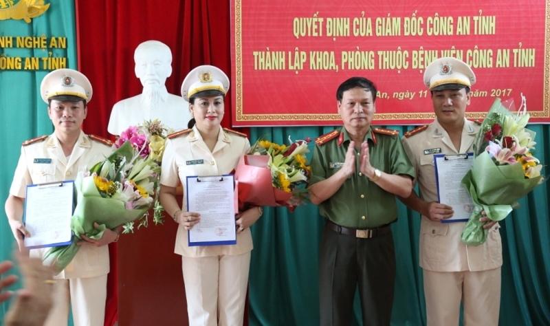 Trao quyết định và tặng hoa chúc mừng