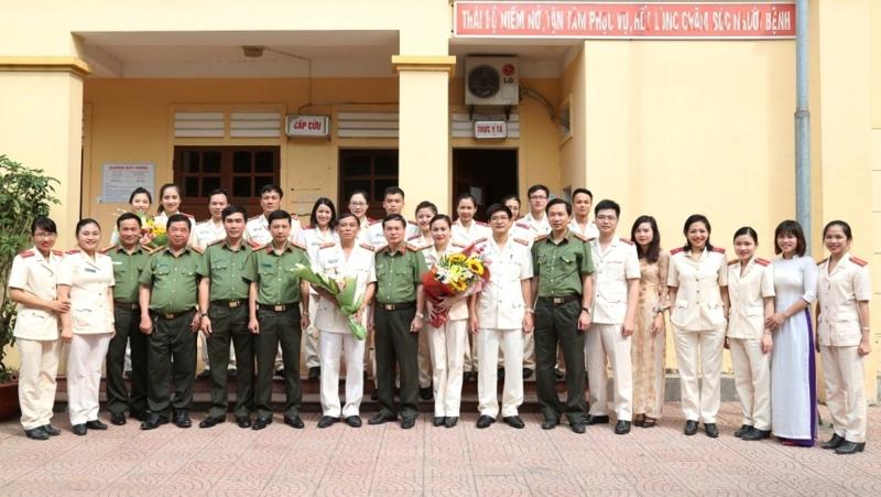 Lãnh đạo Công an tỉnh và các đại biểu chụp ảnh lưu niệm với tập thể Bệnh viện Công an tỉnh