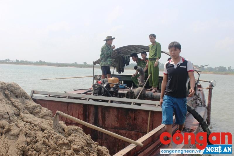 Cán bộ Phòng Cảnh sát Môi trường phối hợp với lực lượng chức năng xử lý 6 tàu vỏ sắt vi phạm