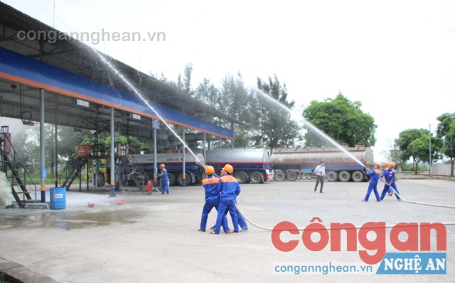 Lực lượng chữa cháy tại chỗ triển khai phương án dập lửa