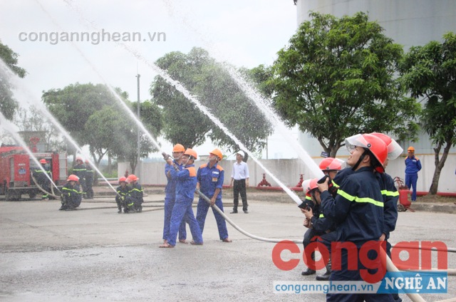 Nhận được tin báo, lực lượng PCCC&CNCH điều động 05 xe chữa cháy đến hiện trường phối hợp chữa cháy
