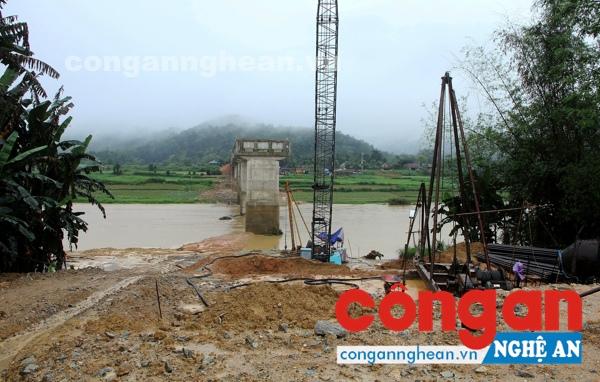 Cầu Hải Thượng Lãn Ông bắc qua sông Ngàn Phố gây nguy hiểm đến 2 hộ dân