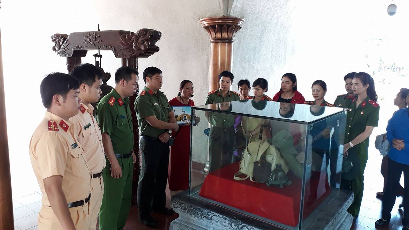 Tham quan nhà lưu niệm nơi lưu giữ các tư liệu, hình ảnh về trận đánh Thành Cổ năm 1972 và các di vật gắn với cuộc đời của các anh hùng liệt sỹ