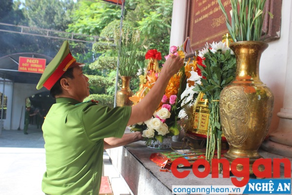 Đồng chí Trần Phúc Thịnh, Trưởng Phòng Cảnh sát Môi trường dâng hoa tưởng nhớ 10 nữ TNXP đã hy sinh.