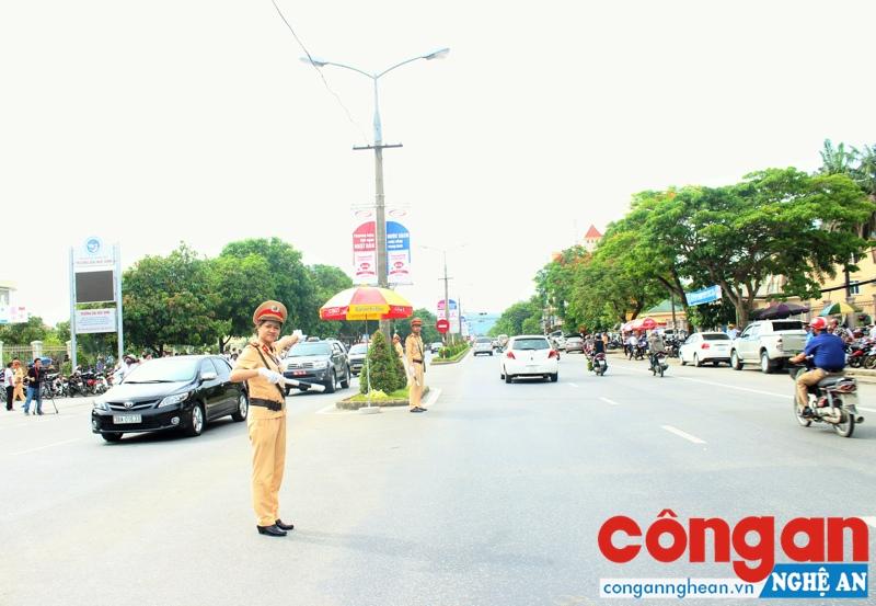 Cán bộ CSGT phân luồng giao thông tại các giao lộ
