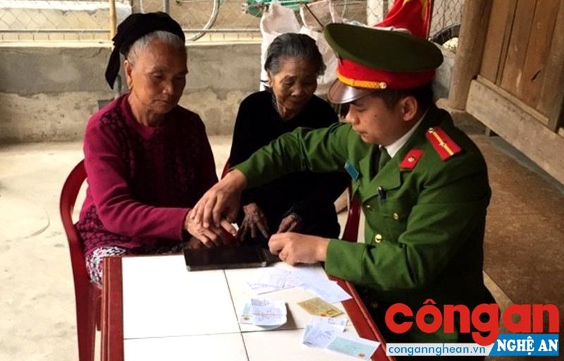 Công an huyện Kỳ Sơn về tận bản làng làm thủ tục cấp CMND cho người dân