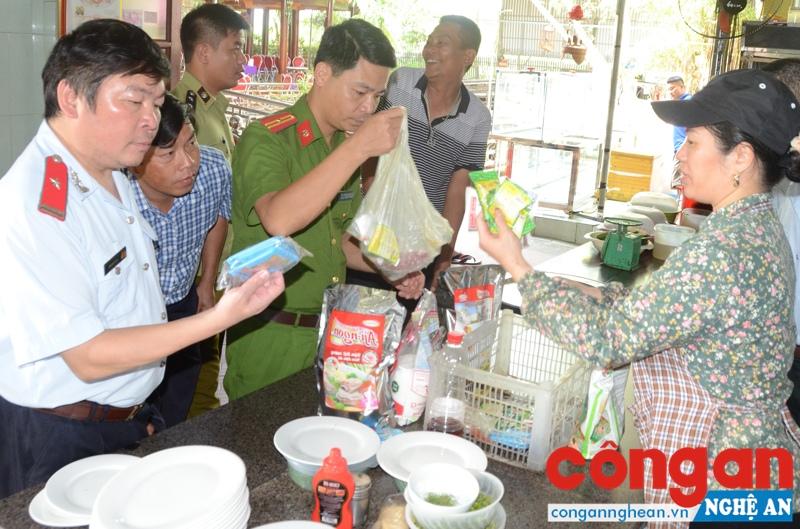  Đoàn kiểm tra việc vi phạm về ATVSTP tại nhà hàng Cây Dừa