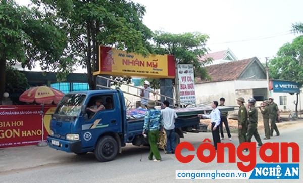 Lực lượng chức năng thu giữ các biển quảng cáo lấn chiếm hành lang ATGT