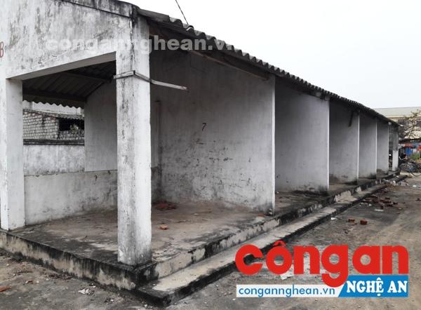 Nhiều ki-ốt bán hàng bị hư hỏng, xuống cấp