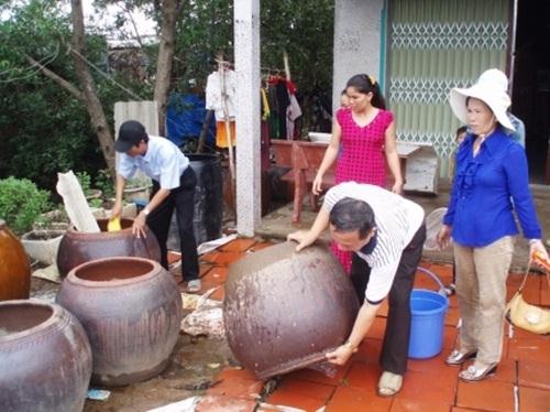 Vệ sinh môi trường thường xuyên; diệt muỗi và loăng quăng/bọ gậy là một trong những biện pháp để phòng, chống dịch bệnh