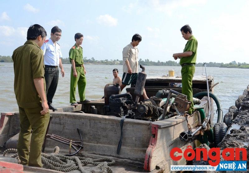 Các lực lượng chức năng kiểm tra phương tiện hút cát trái phép trên sông