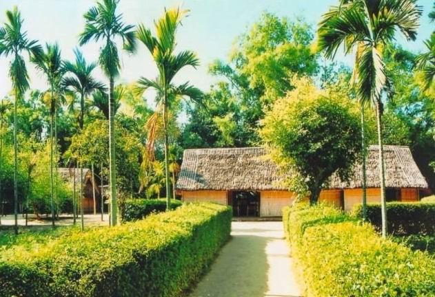 Nhà bác Hồ ở làng Sen - Nghệ An.