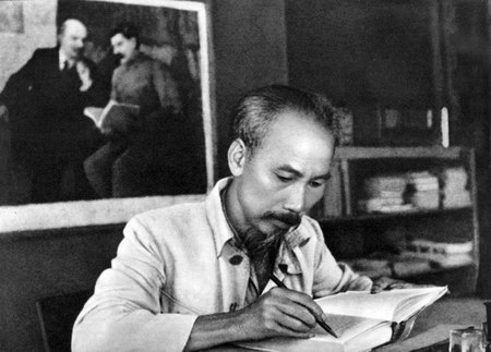 Hồ Chủ tịch trong phòng làm việc của Người ở Phủ Chủ tịch năm 1946