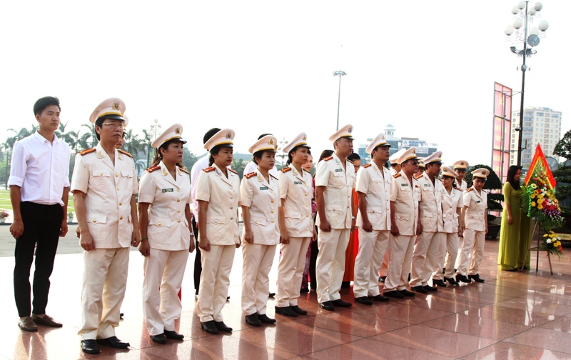 Tập thể Báo Công an Nghệ An dâng hoa báo công lên Bác tại Quảng trường Hồ Chí Minh nhân kỷ niệm 33 năm Ngày phát hành số báo đầu tiên