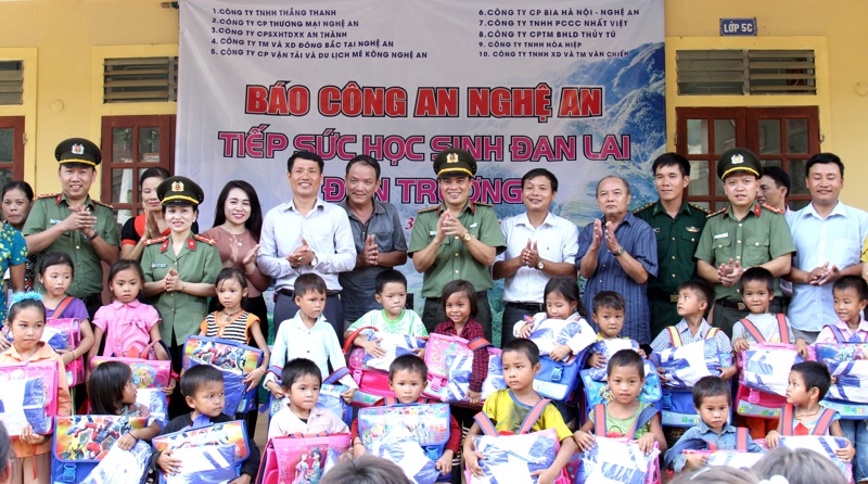 Báo Công an Nghệ An tiếp sức học sinh Đan Lai đến trường