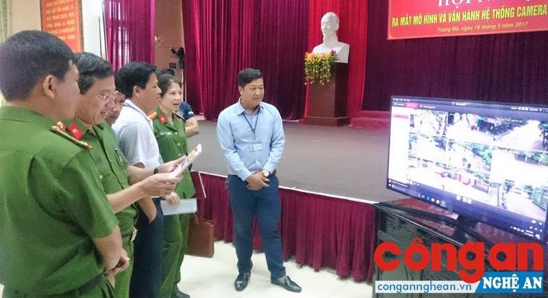 Các đại biểu theo dõi quy trình vận hành hệ thống camera cộng đồng tại lễ ra mắt