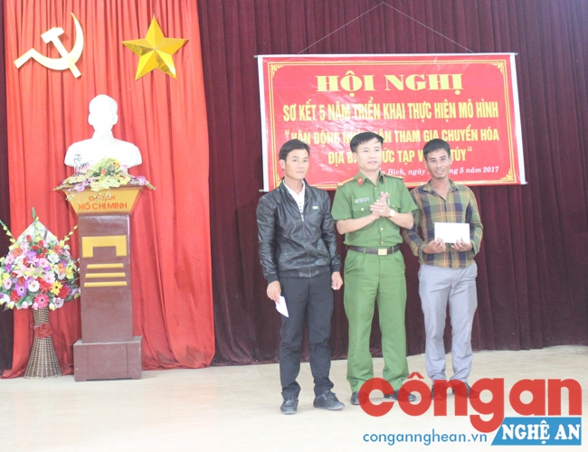 Đồng chí Trung tá Nguyễn Duy Thanh tặng quà cho 2 gương điển hình  tái hòa nhập cộng đồng
