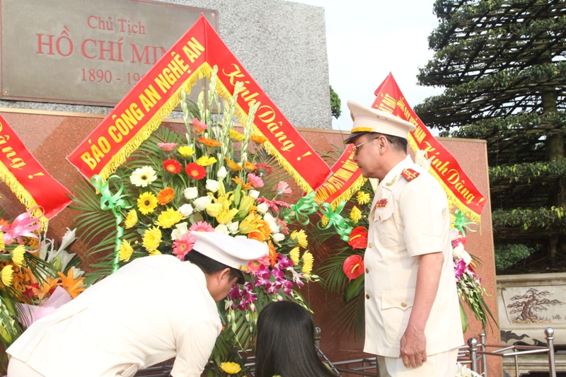 Đại tá Nguyễn Đình Trần, Tổng biên tập và Thượng tá Lý Vĩnh Sinh, Phó Tổng biên tập dâng hoa báo công lên Bác tại Quảng trường Hồ Chí Minh.